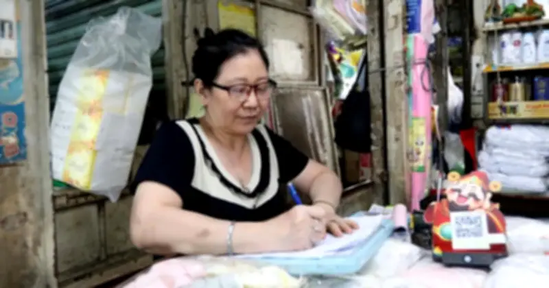 Hộ kinh doanh kêu khổ vì vừa kê khai điện tử vừa ghi sổ tay