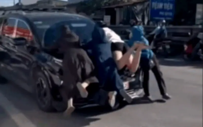 Hà Nội: Ba phụ nữ bám trên nắp capo xe ô tô ở Phú Xuyên
