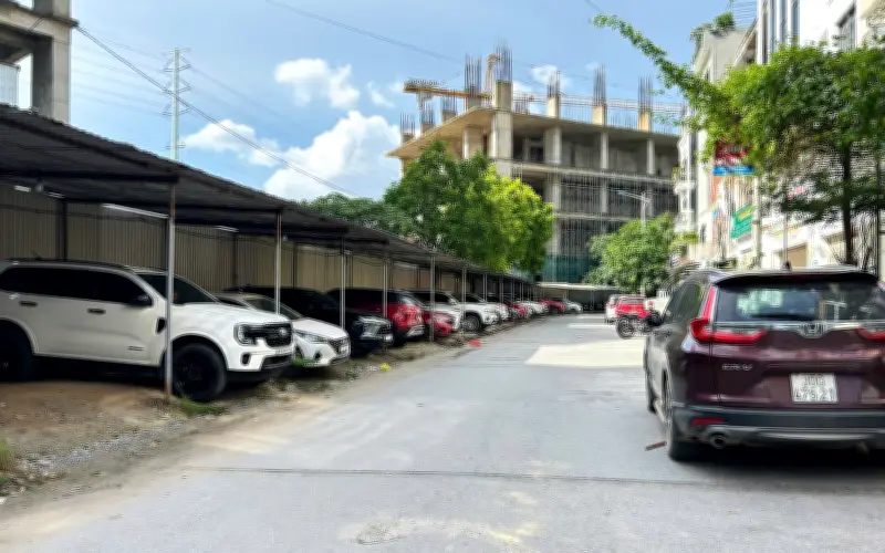 Hà Nội: Bất chấp tối hậu thư, nhiều bãi xe không phép vẫn hoạt động