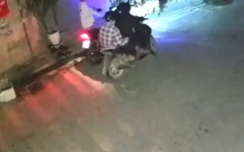 Hà Nội: Cô gái trẻ bị 2 đối tượng áp sát hành hung trước cửa nhà lúc rạng sáng