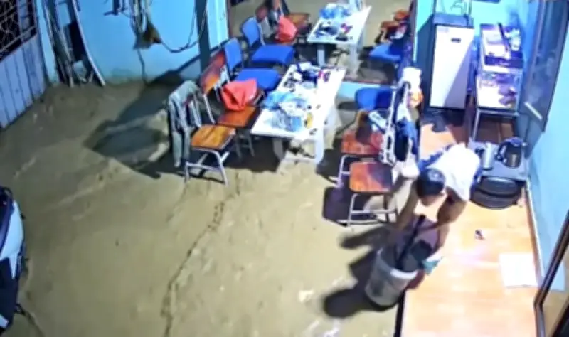 Hà Nội khẩn trương khắc phục sự cố do mưa lớn kéo theo đất đá đổ xuống nhà dân