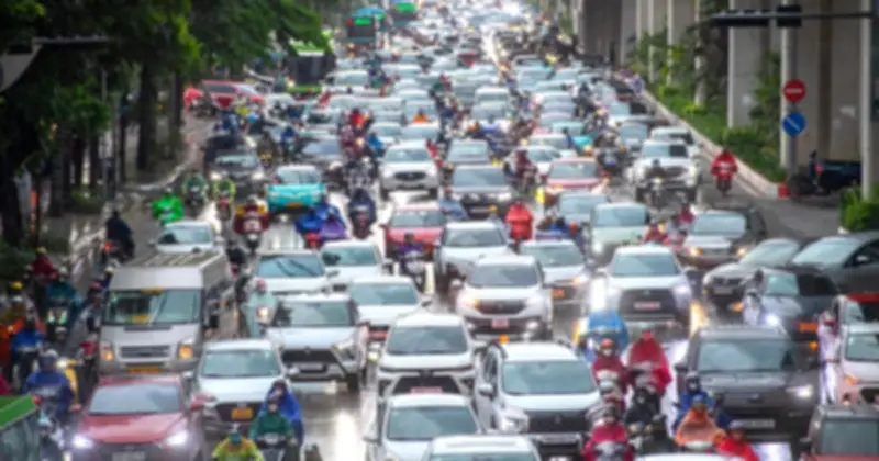 Hà Nội đón 'mưa vàng' giờ cao điểm, nhiều tuyến phố ùn tắc kéo dài