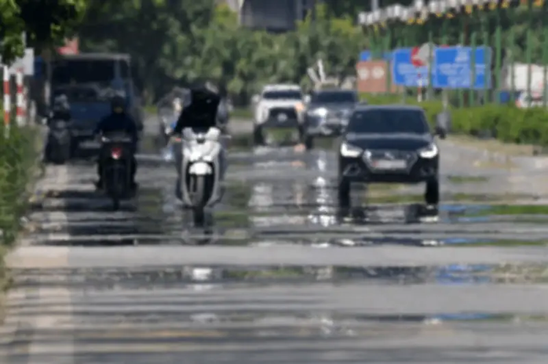 Hà Nội nóng 50 độ C, xuất hiện ảo ảnh vũng nước trên mặt đường