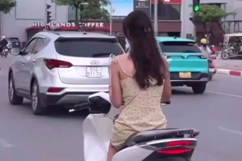 Hà Nội phạt nữ tài xế vừa lái xe vừa dùng điện thoại hơn 2 triệu đồng