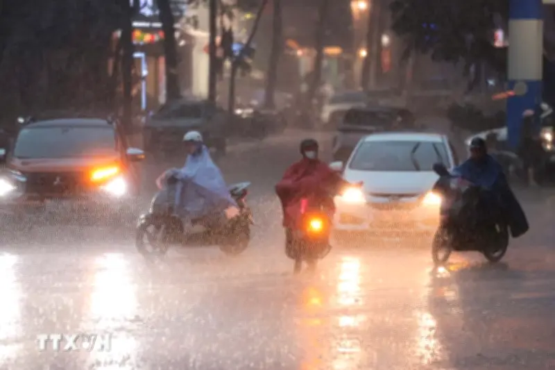 Hà Nội sắp đón mưa dông diện rộng, cảnh báo lốc sét và gió giật mạnh