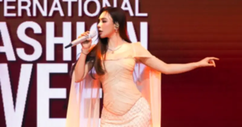 Hồ Quỳnh Hương gợi cảm ở tuổi 46 trên sàn diễn thời trang