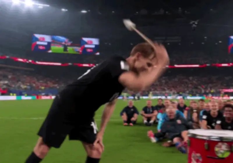 Haaland và đồng đội tái hiện màn 'chèo thuyền Viking' ăn mừng chiến thắng