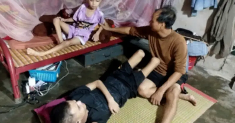 Hai anh em bại liệt khát khao xe lăn đến trường