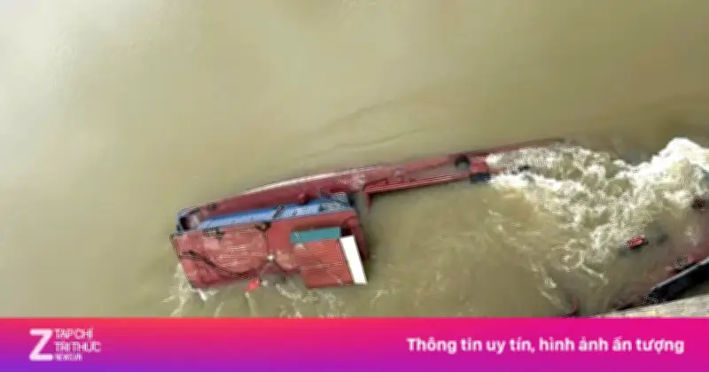 Hai tàu hàng chìm trên sông Lô, 5 người may mắn thoát nạn