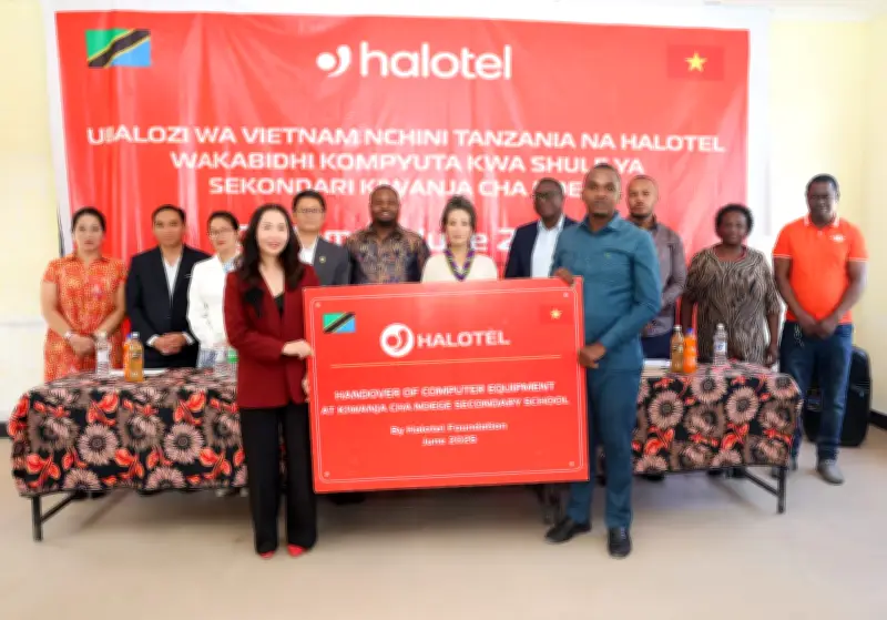 Halotel trao tặng phòng máy tính cho trường học tại Tanzania