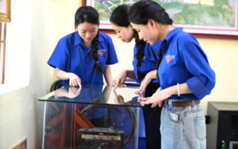 Hang đá trên vách núi: Tuổi xuân của những chiến sĩ thông tin hóa thành bất tử