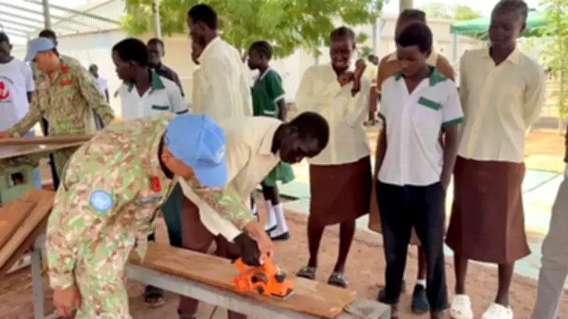Học sinh Abyei tự tay làm bàn ghế cùng lính Việt Nam