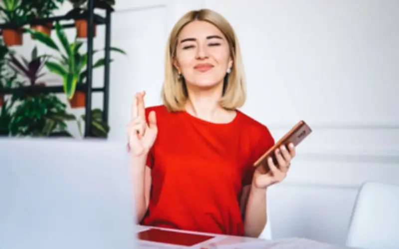 Hội chứng cô gái may mắn: Xu hướng tích cực hay cạm bẫy tâm lý?