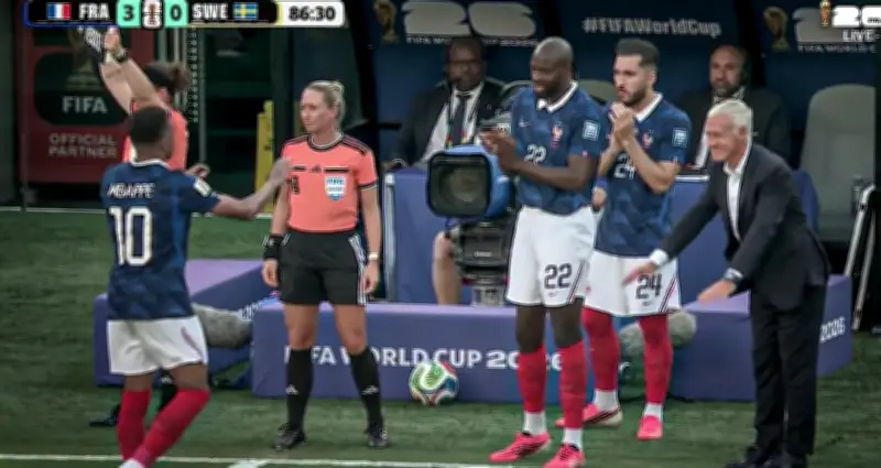HLV Deschamps cúi đầu bái phục Mbappe sau cú đúp vào lưới Thụy Điển