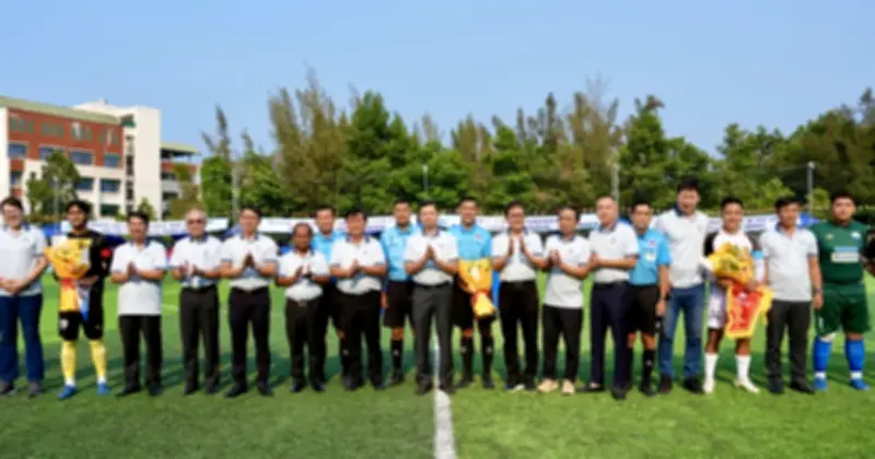 HLV Kim Sang-sik trao cúp mang tên mình cho sinh viên Việt tại Hàn