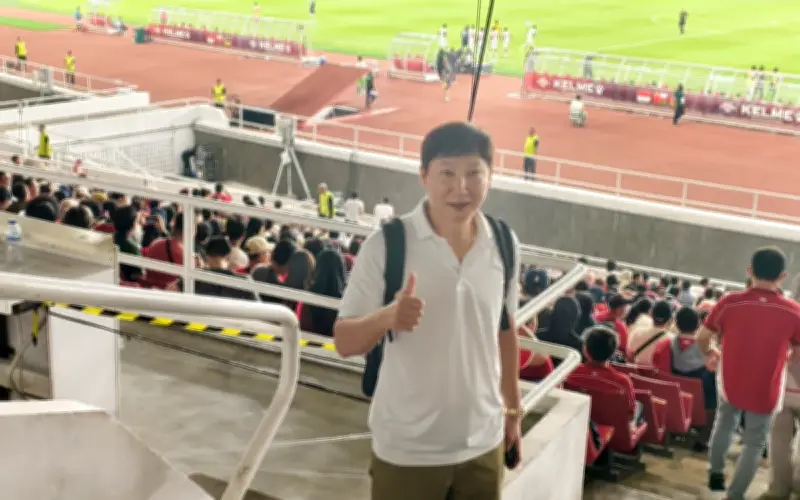 HLV Kim Sang Sik trực tiếp theo dõi Indonesia đấu Mozambique để chuẩn bị cho AFF Cup