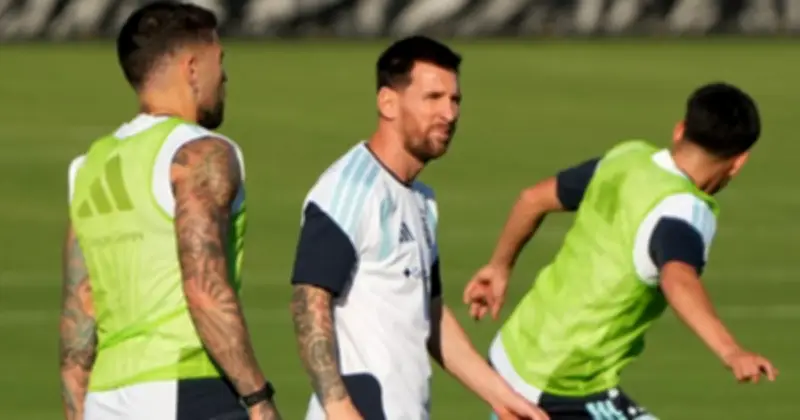 HLV Scaloni chọn Senesi thay Balerdi cho hàng thủ Argentina ở World Cup 2026