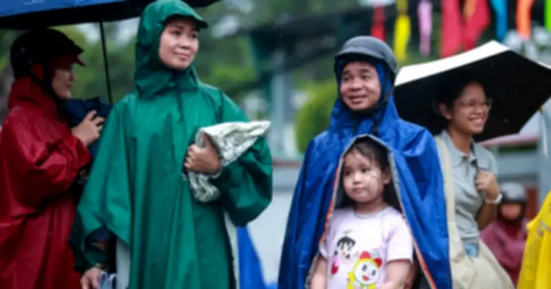 Hơn 11.000 thí sinh TP.HCM thi chuyên, tích hợp trong cơn mưa chiều