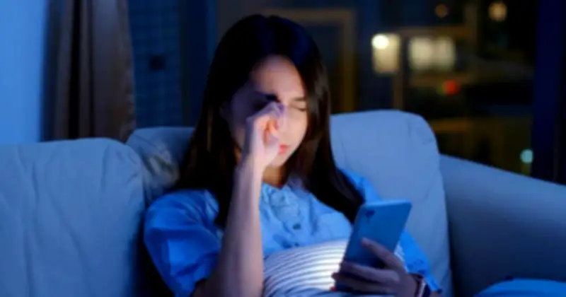 Hơn 50% thanh thiếu niên dùng điện thoại sau 10 giờ đêm: Não bộ và cảm xúc bị ảnh hưởng nặng nề
