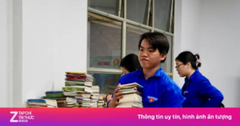 Hơn 8.000 cuốn sách quyên góp được phân loại để trao tặng thiếu nhi vùng khó