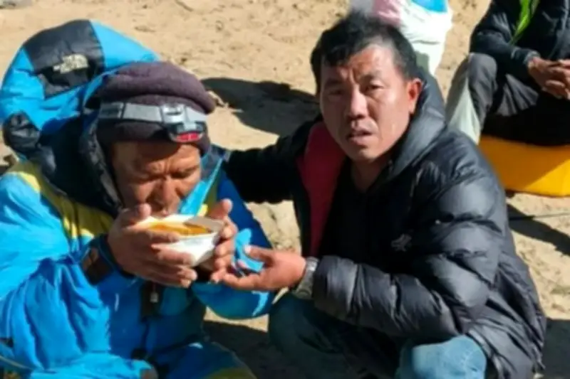 Hướng dẫn viên leo núi Everest mất tích 6 ngày bất ngờ trở về khi gia đình đang làm lễ cầu siêu