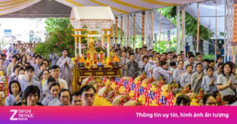 Hàng nghìn người dự lễ cầu siêu liệt sĩ ở công viên Lê Thị Riêng giữa mưa lớn