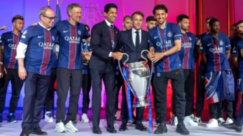 Hàng vạn người hâm mộ cuồng nhiệt chào đón nhà vô địch PSG dưới chân tháp Eiffel