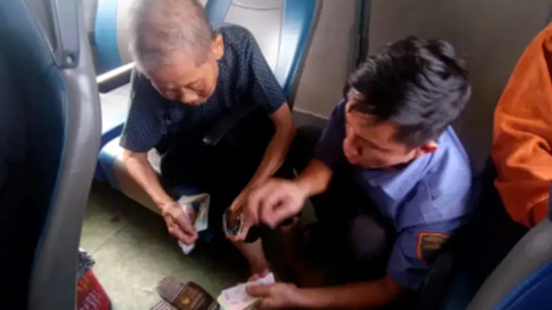 Hành khách cao tuổi đi lạc trên tàu SE11 được nhân viên đường sắt chăm sóc tận tình
