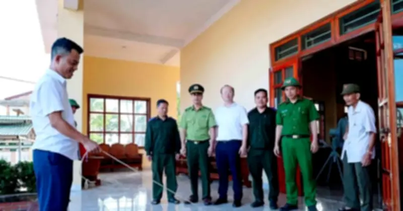 Hành động bất ngờ của người đàn ông khi phát hiện kỳ đà 5kg trong vườn