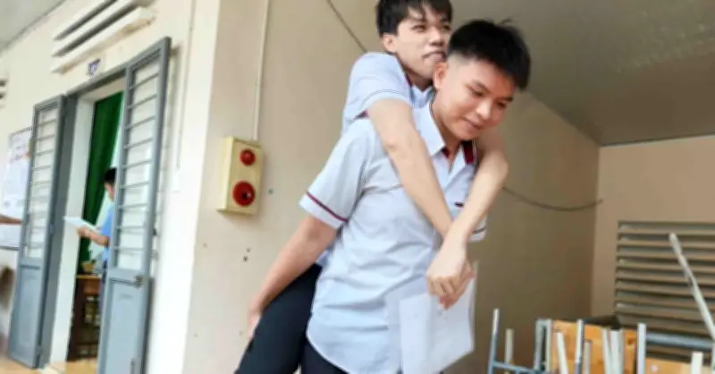 Hình ảnh xúc động: Thí sinh gãy chân được bạn cõng vào phòng thi