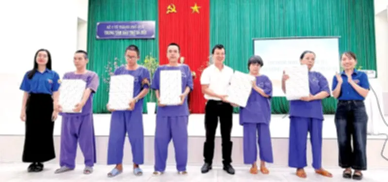 Hành trình trao giấy khai sinh cho người yếu thế tại Huế