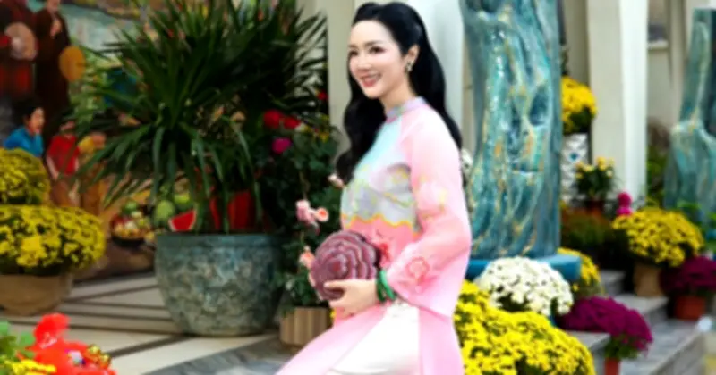 Hoa hậu Giáng My 55 tuổi sống độc thân trong biệt thự 1.000m², phòng khách chứa 200 người