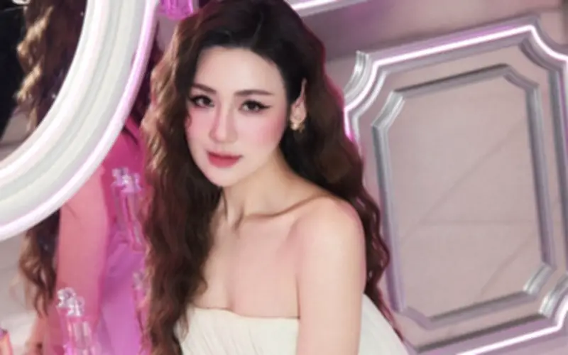 Á hậu Tú Anh xinh đẹp như búp bê trong bộ ảnh mới