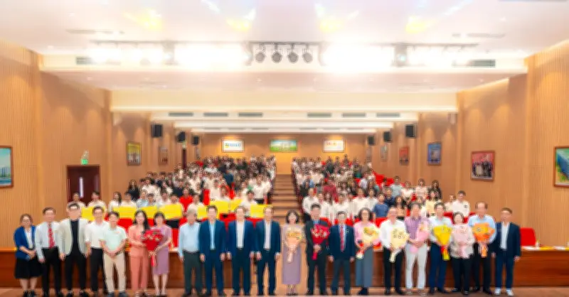 HUTECH khai giảng sau đại học 2026, khen thưởng thủ khoa Tiến sĩ