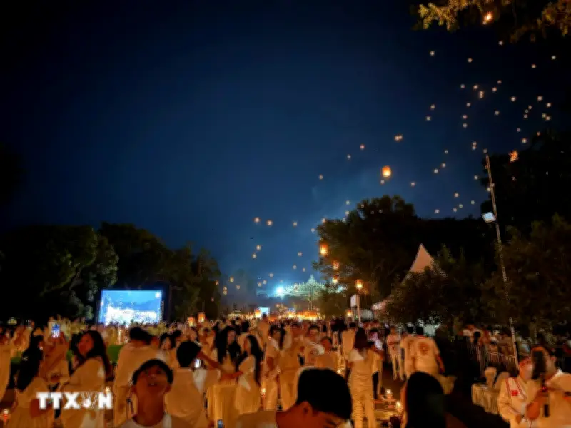 Đại lễ Vesak: Hàng nghìn đèn lồng mang thông điệp hòa bình thắp sáng bầu trời
