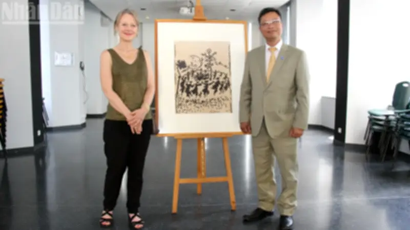 Đại sứ Việt Nam tại Pháp chiêm ngưỡng bức họa 'Hòa bình muôn năm' của Picasso