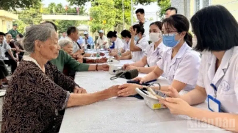 Đời sống dân cư ổn định, Chính phủ hỗ trợ gạo và tìm kiếm liệt sĩ