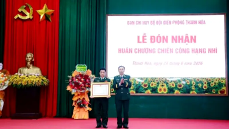 Đại tá Đỗ Ngọc Vĩnh nhận Huân chương Chiến công hạng Nhì