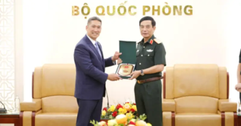 Đại tướng Phan Văn Giang chúc mừng tân Quyền Bộ trưởng Hải quân Mỹ Hùng Cao