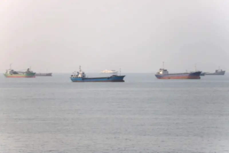 Iran lập đường dây nóng về Hormuz, tuyên bố vẫn kiểm soát eo biển