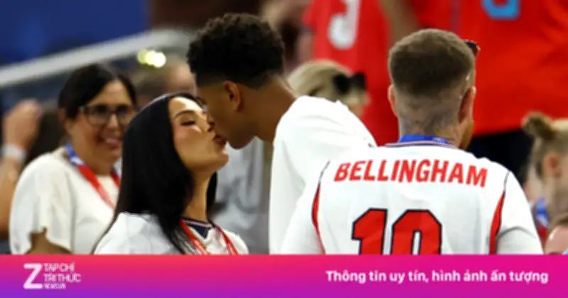 Jude Bellingham hôn bạn gái sau chiến thắng 4-2 của tuyển Anh trước Croatia