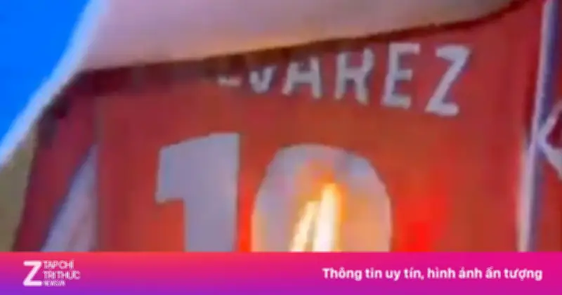 Julian Alvarez tuyên bố rời Atletico, fan đốt áo gây tranh cãi