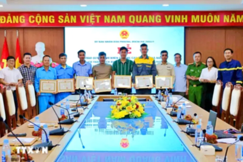 Đắk Lắk thưởng nóng 10 tập thể, cá nhân dũng cảm hỗ trợ chữa cháy