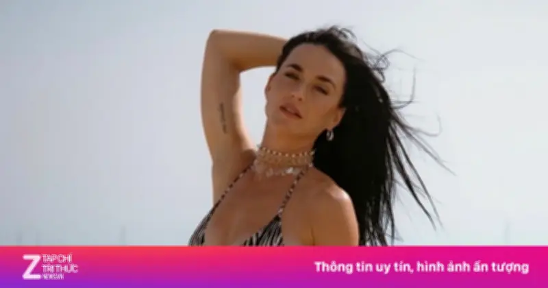 Katy Perry 'đá xoáy' dàn tình cũ John Mayer, Orlando Bloom trong đêm diễn