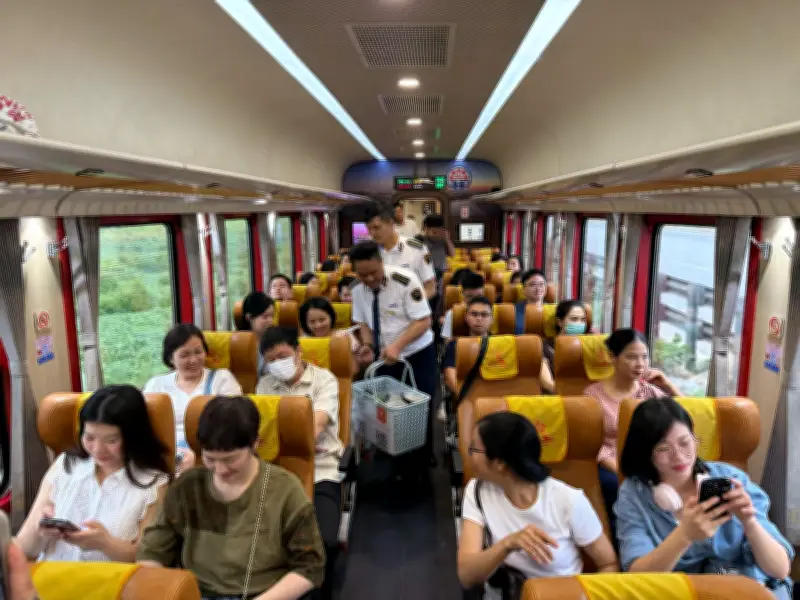 Khai trương đoàn tàu Bạch Mai đưa đón y bác sỹ Hà Nội - Ninh Bình