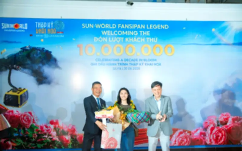 Khách thứ 10 triệu đến Fansipan là du khách Philippines, nhận quà hơn 20 triệu đồng
