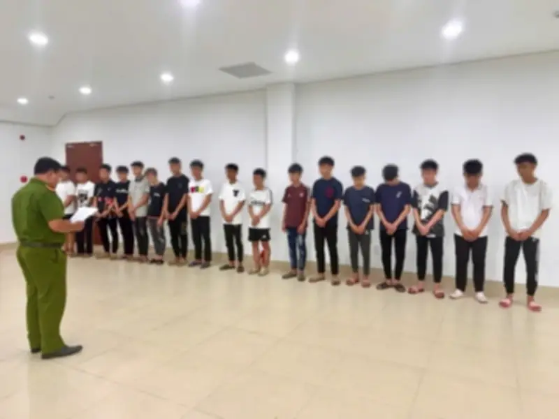 Khởi tố 14 đối tượng mang hung khí chạy xe tốc độ cao trên phố Huế