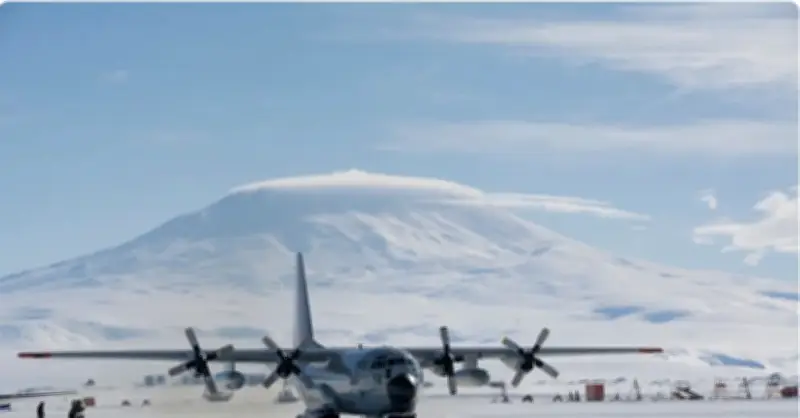 Khám phá khoang chứa khổng lồ của máy bay vận tải C-130 Hercules
