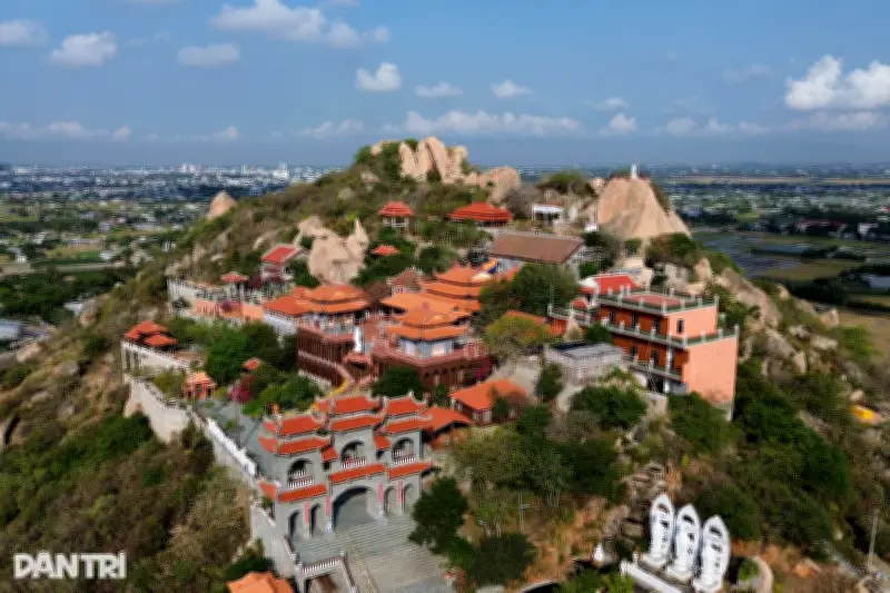 Khám phá ngọn núi độc lạ có ba công trình tâm linh ở Khánh Hòa