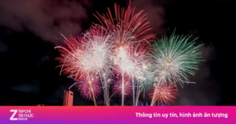 Khán giả săn vé khán đài xem pháo hoa sau đêm khai mạc DIFF 2026